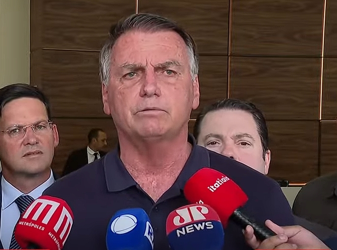 “por-enquanto,-eu-sou-candidato”,-diz-bolsonaro