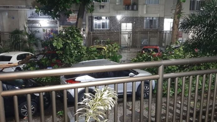 temporal-no-rio-causa-alagamentos-e-quedas-de-arvores-e-estruturas