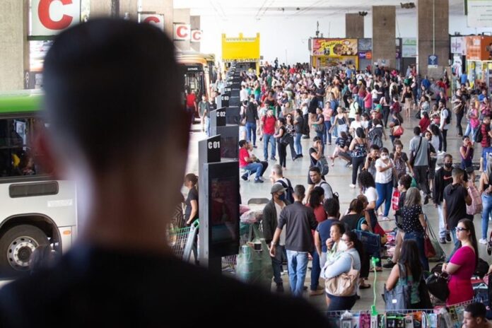 ibge:-setor-de-servicos-recua-0,2%-em-janeiro,-puxado-por-transportes
