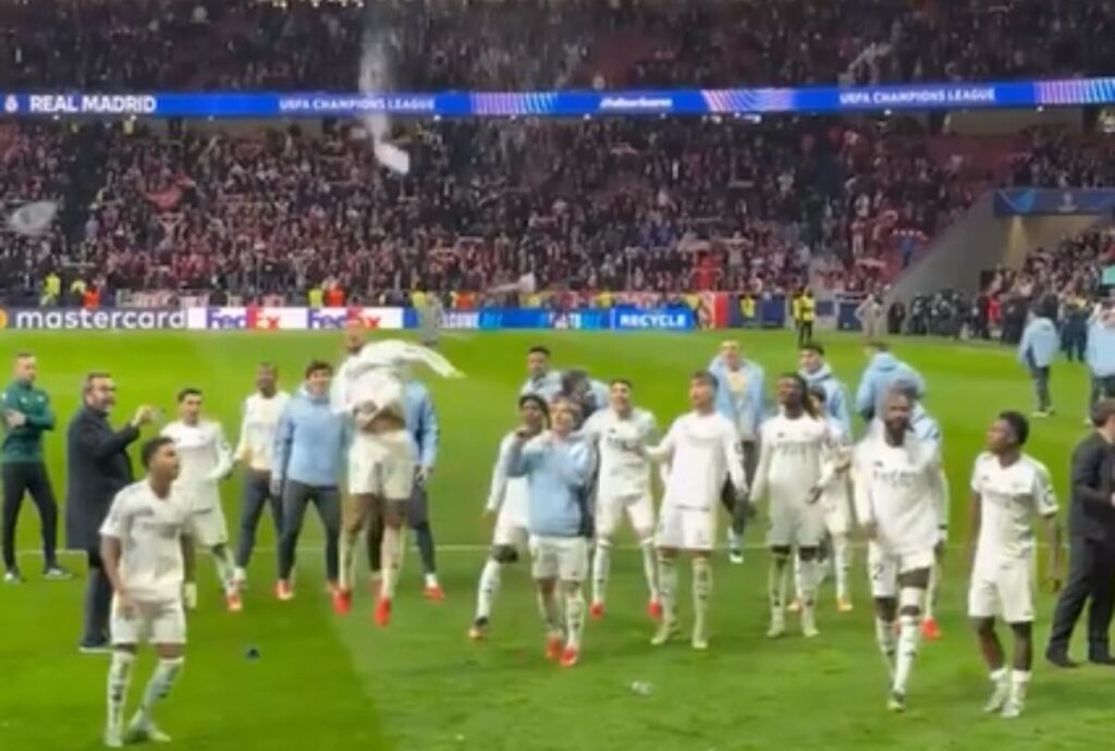 video:-bellingham-cabeceia-copo-arremessado-por-torcedores-do-atletico