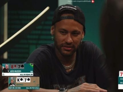 modelos-eram-escolhidas-para-sentar-no-colo-e-ficar-beijando-parcas-durante-poker