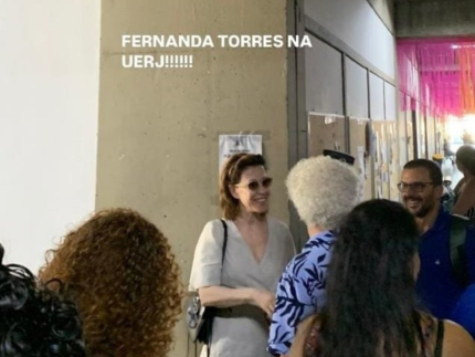 fernanda-torres-surpreende-estudantes-ao-prestigiar-o-filho-em-defesa-de-mestrado-na-uerj