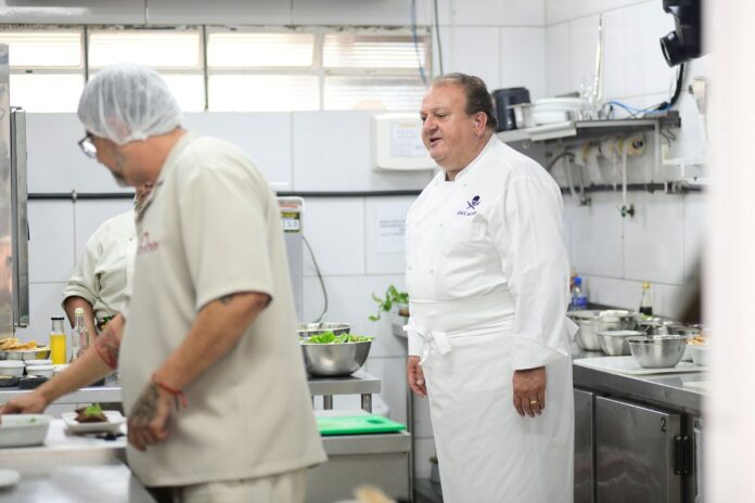 pesadelo-na-cozinha:-jacquin-se-depara-com-barata!