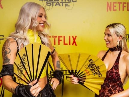 pabllo-vittar-recebe-millie-bobby-brown-em-evento-no-brasil-e-a-ensina-a-bater-leque