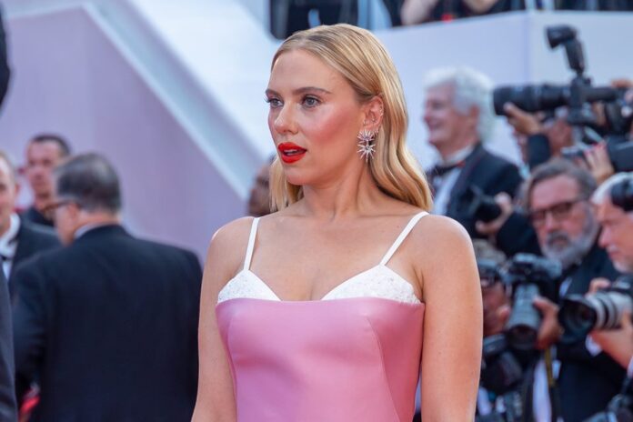 scarlett-johansson-revela-por-que-nao-tira-selfies-com-os-fas