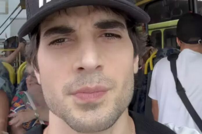 fiuk-aparece-em-onibus-lotado-e-brinca:-“em-pleno-sabado”