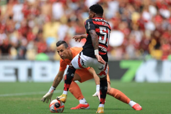 video:-falha-bizarra-de-fabio-quase-acaba-em-gol-do-flamengo