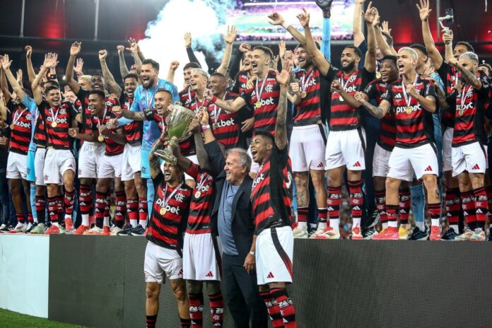 video:-flamengo-ergue-taca-do-carioca-com-a-presenca-de-zico