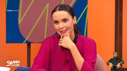 debora-falabella-conta-que-comecou-teatro-para-vencer-a-timidez