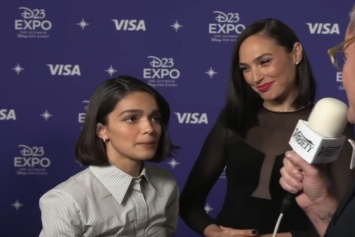 em-meio-a-desentendimentos,-gal-gadot-e-rachel-zegler-posam-juntas-em-estreia