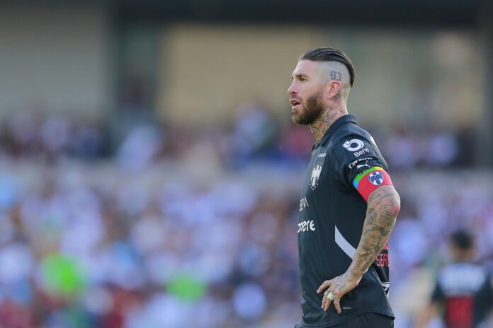 sergio-ramos-e-expulso-apos-dar-chute-e-cotovelada-em-rival.-assista