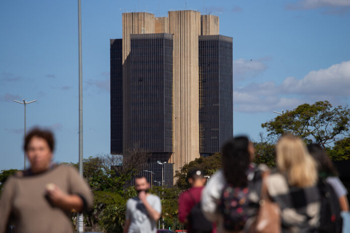 mercado-reduz-projecao-de-inflacao-deste-ano,-mas-sobe-de-2026-e-2028
