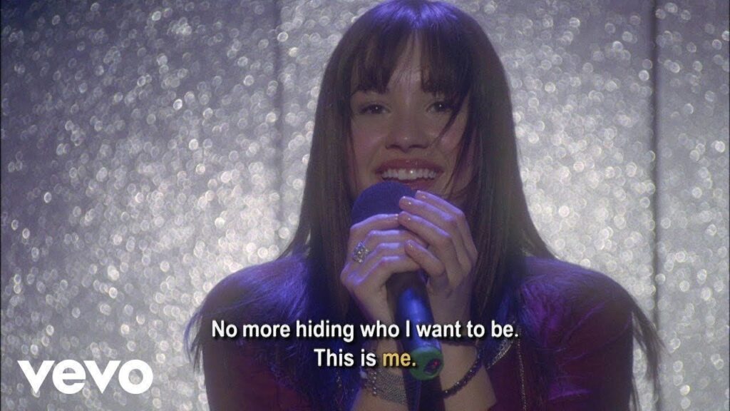 demi-lovato-recria-“pose”-iconica-em-“camp-rock”-16-anos-depois