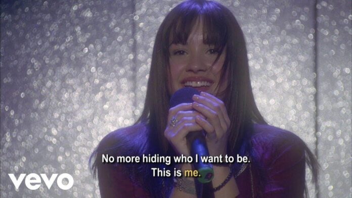 demi-lovato-recria-“pose”-iconica-em-“camp-rock”-16-anos-depois