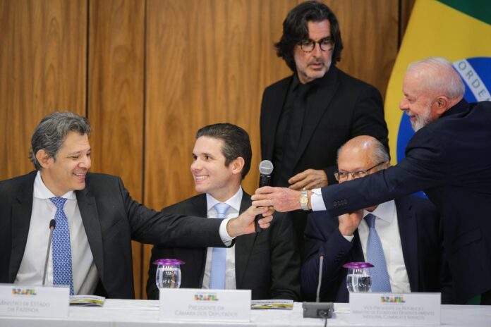 haddad-e-lula-dizem-que-ampliacao-da-isencao-de-ir-nao-visa-arrecadar