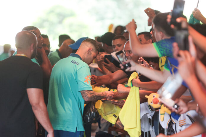 video:-centenas-de-torcedores-empurram-selecao-antes-de-treino-no-df