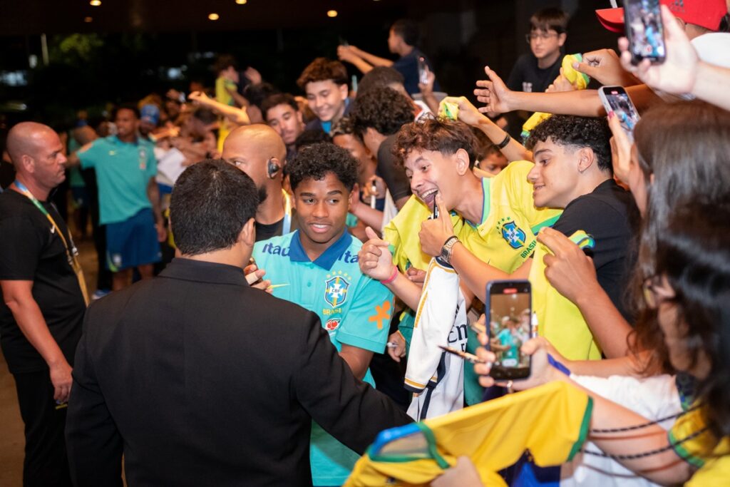 torcida-do-df-lota-hotel-da-selecao-na-vespera-de-jogo-com-a-colombia
