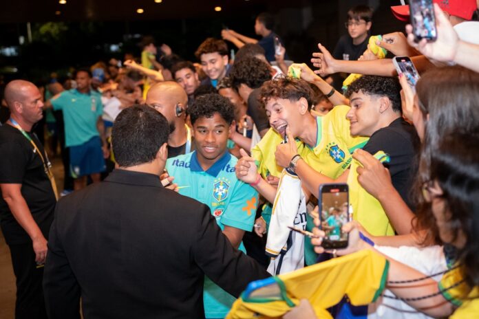 torcida-do-df-lota-hotel-da-selecao-na-vespera-de-jogo-com-a-colombia