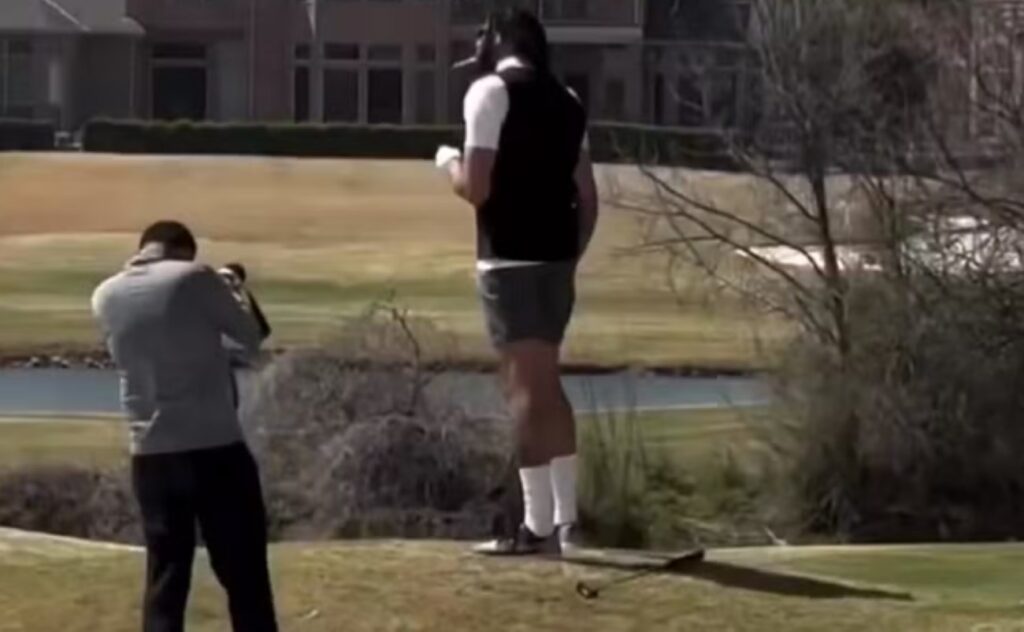 video:-lesionado,-astro-do-mavericks-e-visto-fumando-e-jogando-golfe