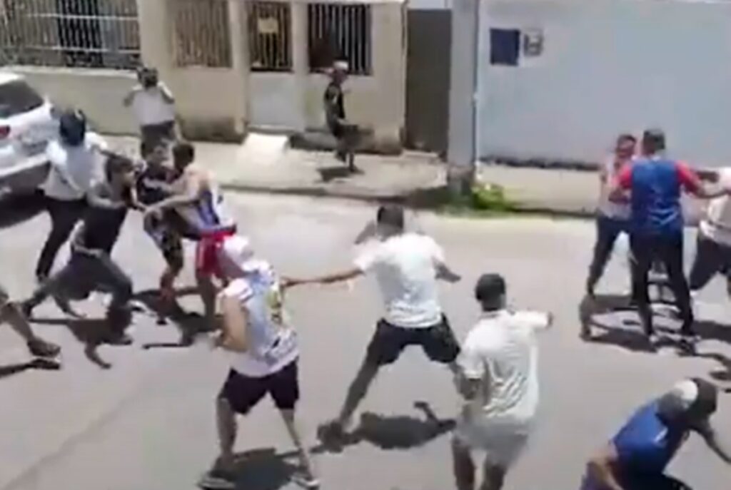 confusao-e-atropelamento:-torcidas-de-ceara-e-fortaleza-brigam.-video
