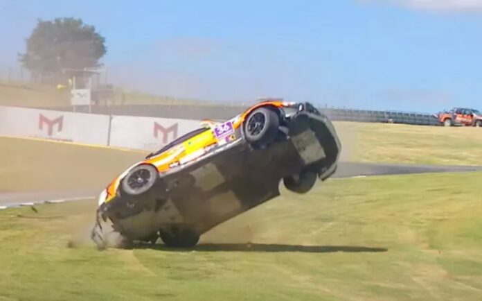 video:-carro-capota-6-vezes-e-interrompe-classificacao-da-porsche-cup