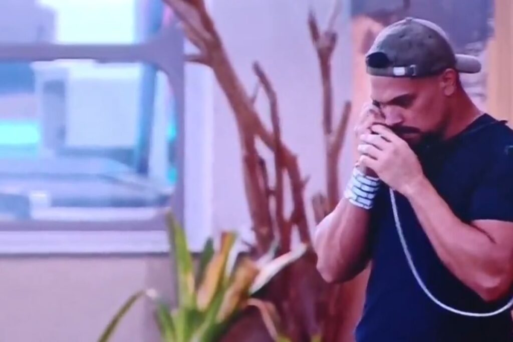 bbb-25:-vinicius-atende-ao-big-fone-e-empareda-2