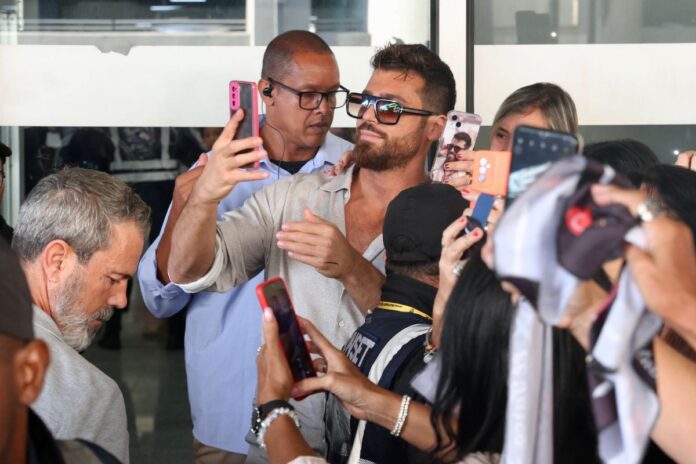 can-yaman,-de-el-turco,-chega-ao-brasil-e-causa-euforia-no-aeroporto