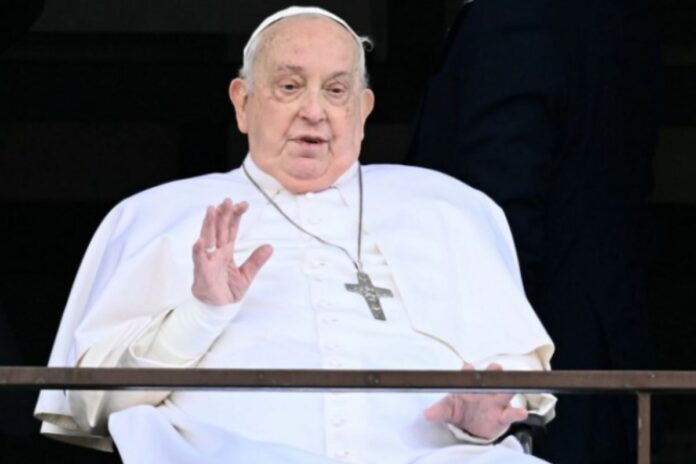 papa-francisco-deixa-hospital-apos-40-dias-e-seguira-tratamento
