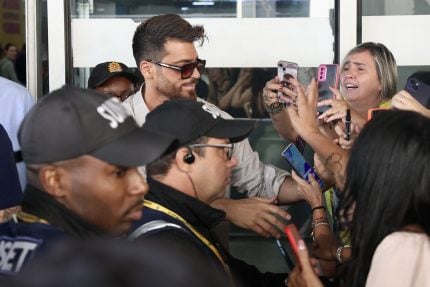 gala-turco-can-yaman-desembarca-no-brasil-e-arrasta-multidao-de-fas-no-aeroporto