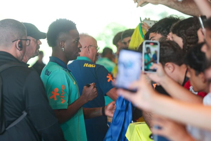 jogadores-da-selecao-agradecem-carinho-dos-fas-antes-de-treino-no-df