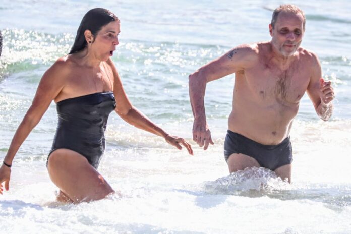 tony-bellotto-curte-dia-de-praia-com-malu-mader-em-meio-a-tratamento-contra-o-cancer