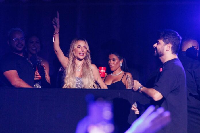 deolane-bezerra-faz-rara-aparicao-em-show-de-ze-neto-e-cristiano