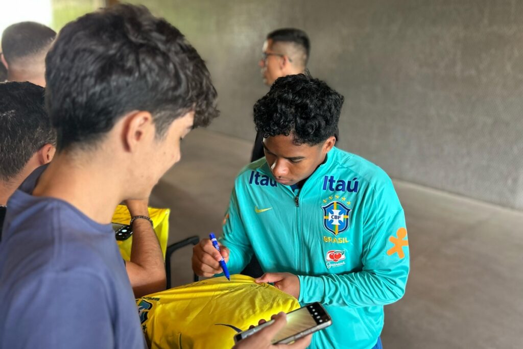selecao-brasileira-atende-torcedores-em-despedida-do-df.-confira