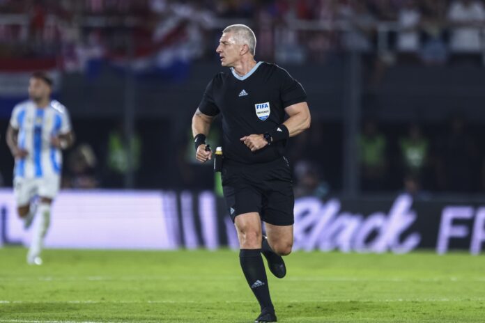 arbitro-fifa,-daronco-apita-em-campeonato-amador-no-uruguai.-assista