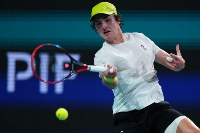 joao-fonseca-luta,-mas-perde-para-australiano-e-cai-no-miami-open