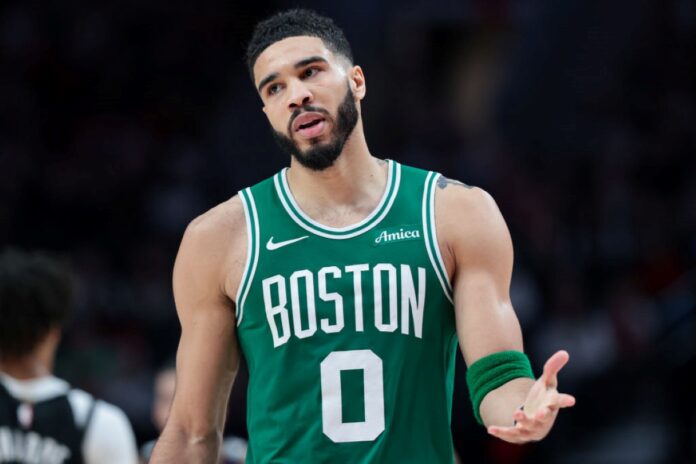 jayson-tatum-sai-lesionado,-mas-celtics-vencem-kings-fora-de-casa