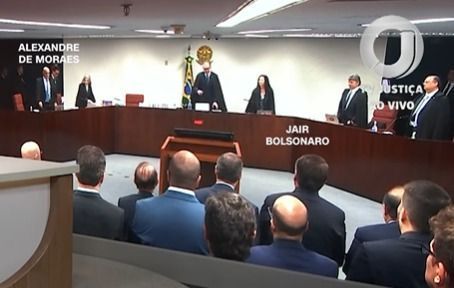 veja-momento-em-que-bolsonaro-e-moraes-ficam-frente-a-frente-em-julgamento