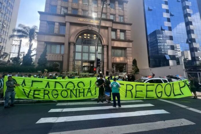 “saf-de-mendigo”:-torcedores-protestam-contra-donos-do-coritiba.-video