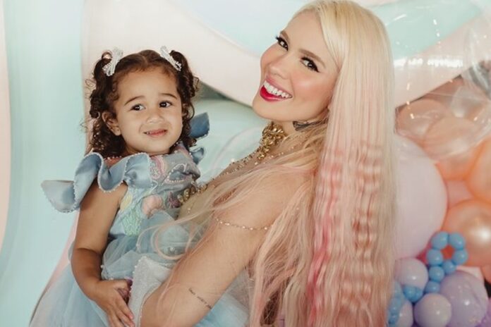 karol-lima-precisou-estudar-para-cuidar-do-cabelo-da-filha-com-militao
