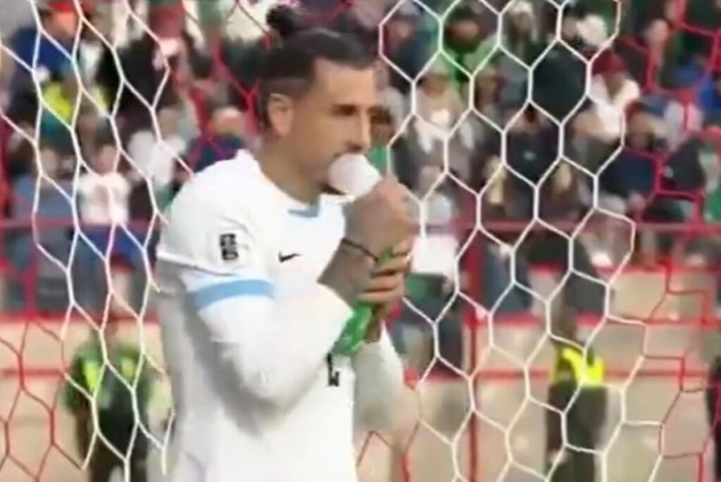 video:-zagueiro-do-uruguai-usa-respirador-em-jogo-contra-a-bolivia
