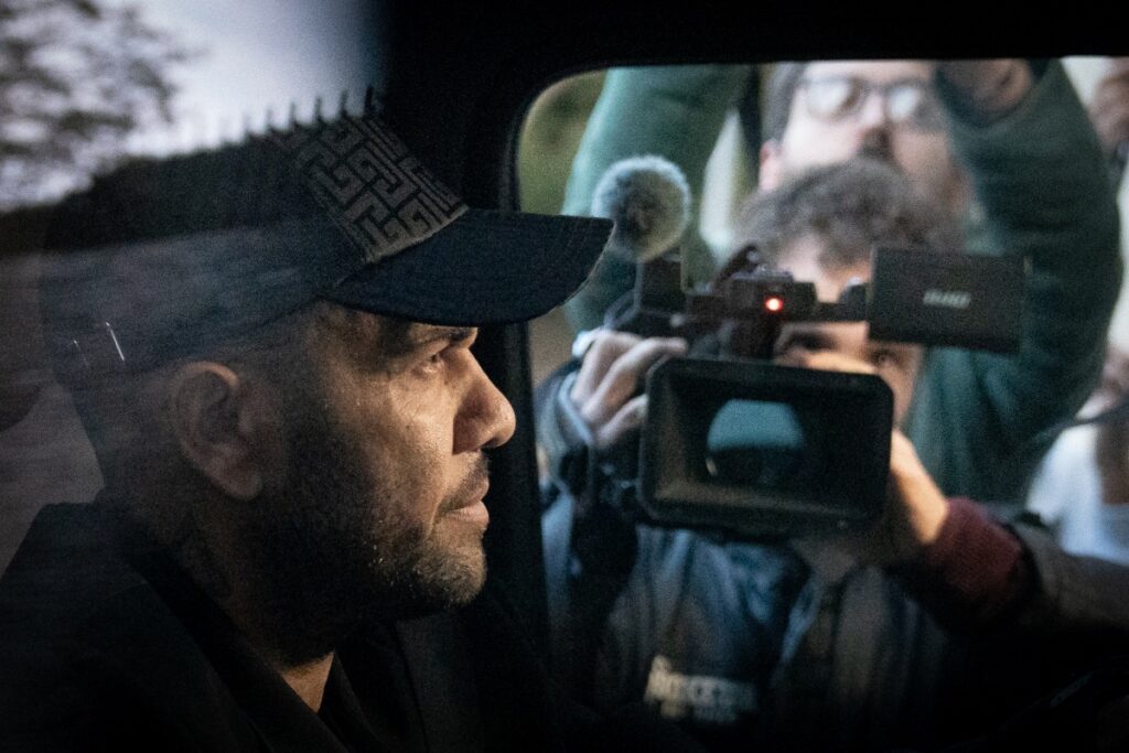 daniel-alves-tem-passaportes-liberados-e-pode-voltar-ao-brasil