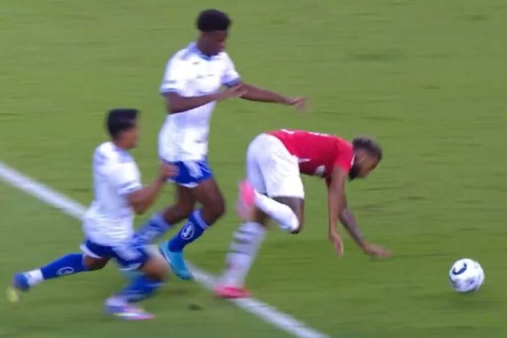 video:-em-lance-polemico,-cruzeirense-e-expulso-aos-20-minutos-de-jogo