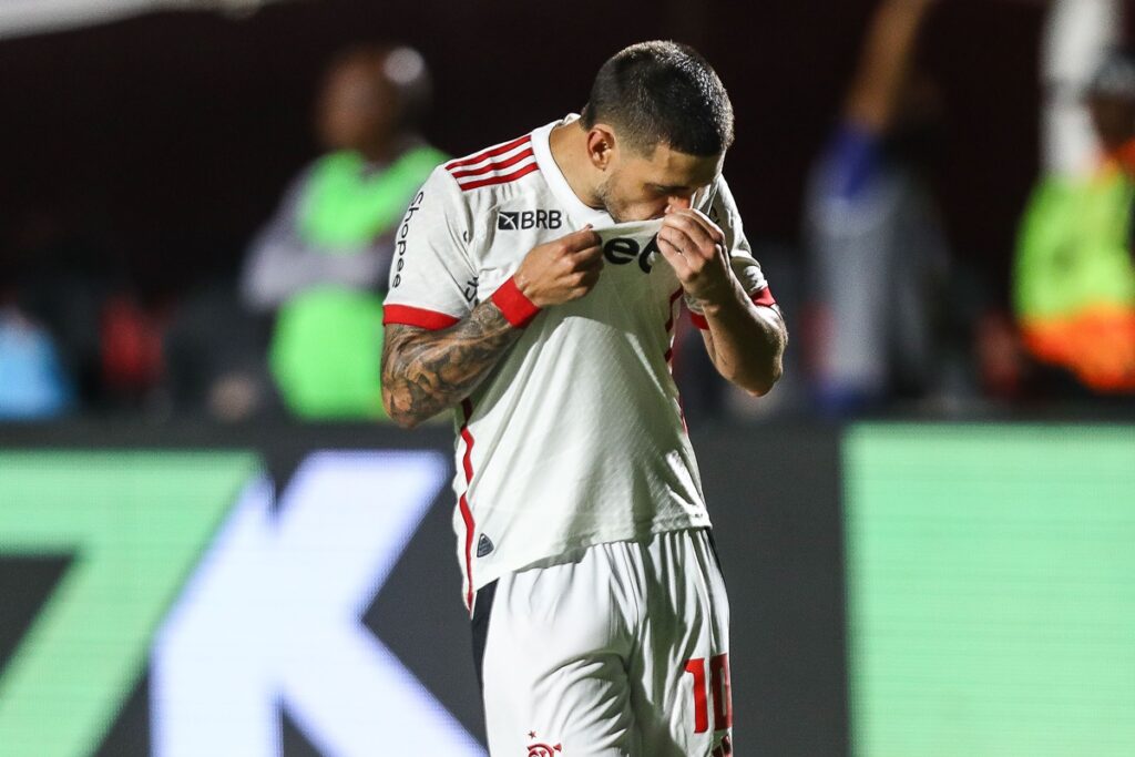flamengo-supera-o-vitoria-no-duelo-de-rubro-negros.-veja-gols
