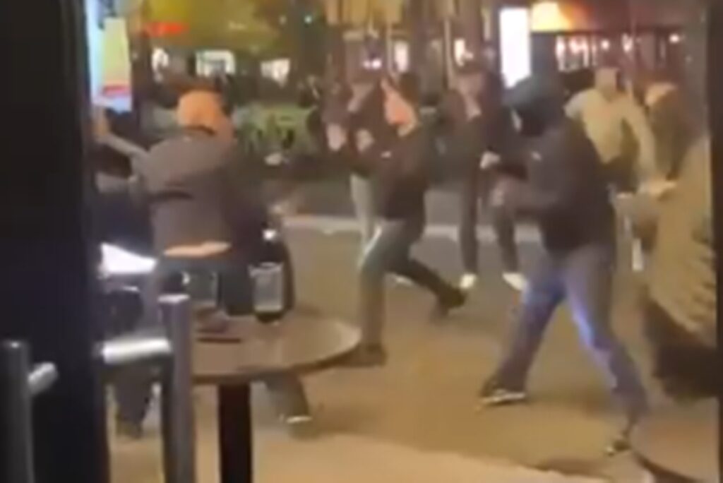 torcedores-de-psg-e-aston-villa-trocam-socos-antes-de-jogo.-veja-video