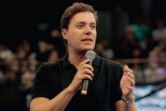 lider-da-igreja-lagoinha,-andre-valadao-lanca-banco-para-fieis