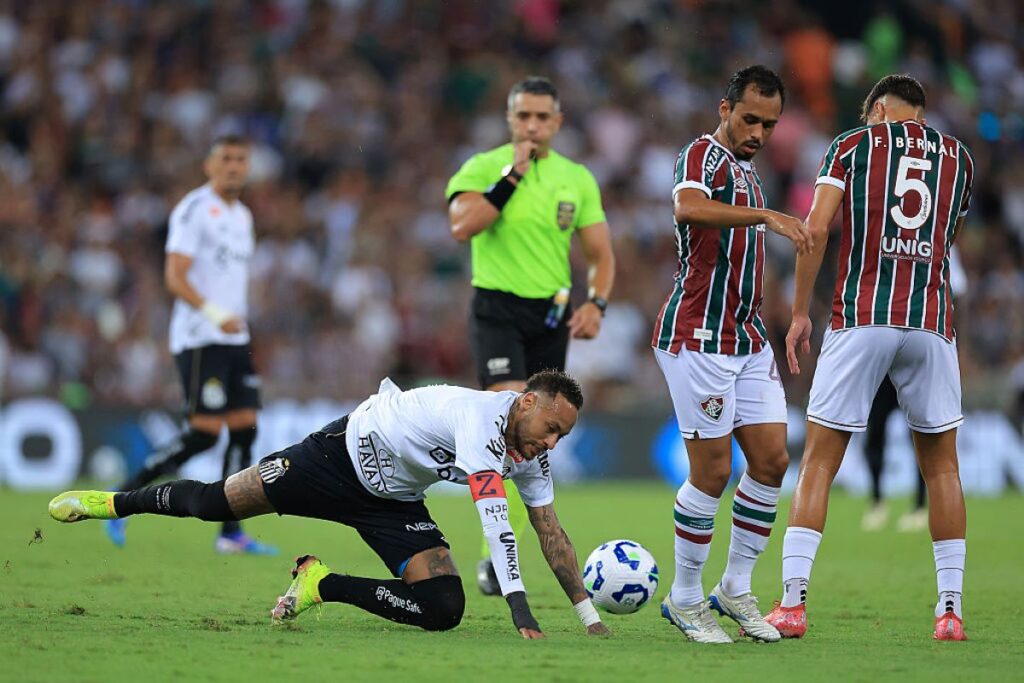 neymar-entra-contra-o-fluminense,-se-irrita-e-leva-amarelo.-assista