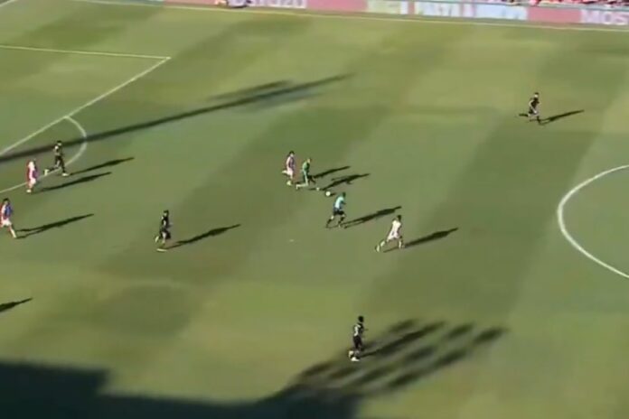 video:-goleiro-argentino-abusa-no-“estilo”,-perde-bola-e-leva-gol