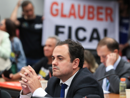 na-luta-contra-cassacao,-glauber-braga-segue-greve-de-fome-e-apresenta-sinais-de-fraqueza