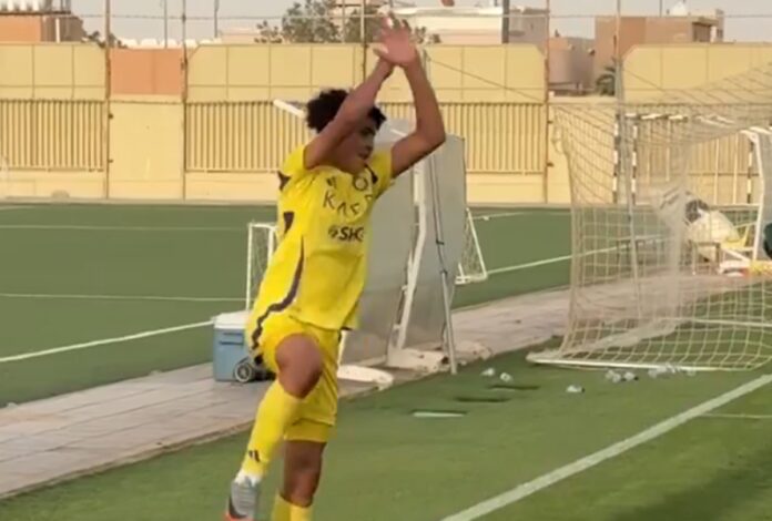 filho-de-cristiano-ronaldo-marca-gol-e-faz-comemoracao-do-pai.-video