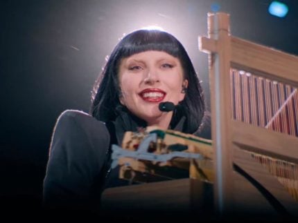 lady-gaga-brinca-com-falha-tecnica-no-microfone-durante-show-no-coachella